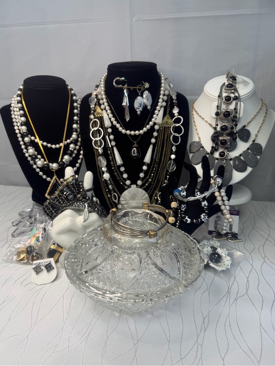 KIG Malaysia (Kedaung Industrial Group) Jewelry - KIG Malaysia Fleur-De-Lis Heart Lidded Candy Dish Full Of Black & White Jewelry